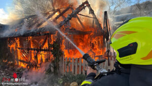 N�: Schuppen in Ternitz in Flammen ? �bergriff auf Hackschnitzellager abgewehrt