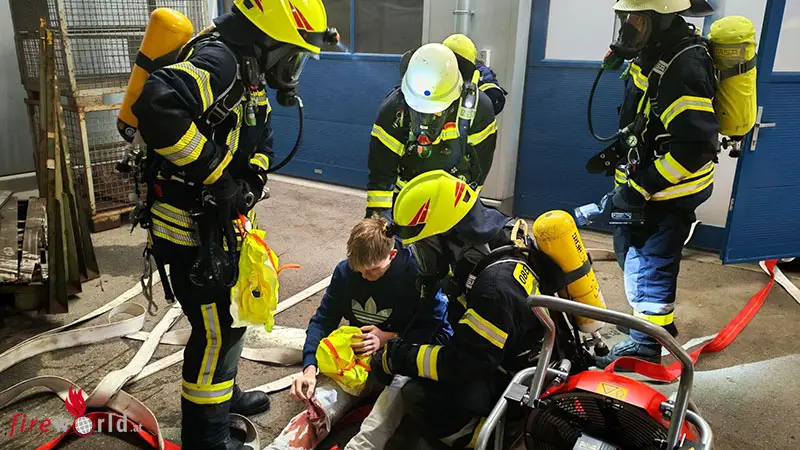 Bayern-Fordernde-Atemschutz-bung-in-Trostberg-Lkw-kommt-von-der-Fahrbahn-ab-und-prallt-in-Waschhalle