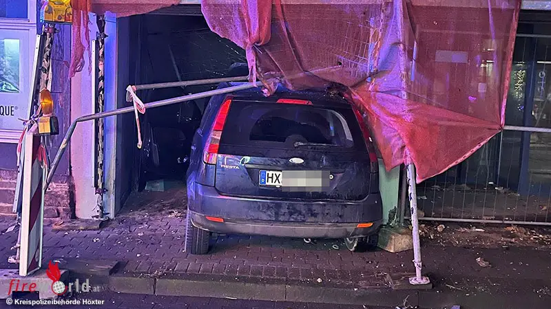 D-Auto-f-hrt-in-H-xter-in-einger-stetes-Gesch-ftshaus