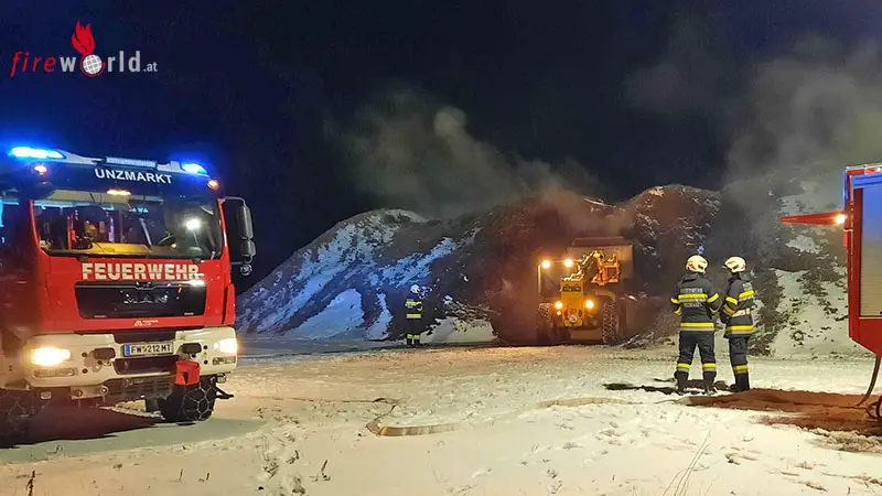 Stmk-Brand-des-Waldhackgut-Zwischenlagers-in-Wallersbach-in-Unzmarkt-Frauenburg