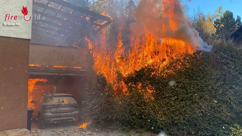 N-Mehrere-Feuerwehren-bei-Brand-eines-Einfamilienhauses-in-Weiten-im-Einsatz