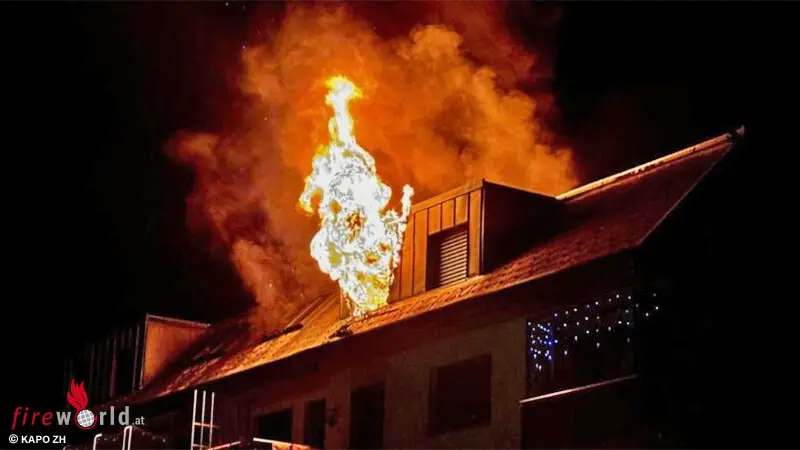 Schweiz-Feuer-am-Dach-in-Wetzikon-16-Wohnungen-evakuiert