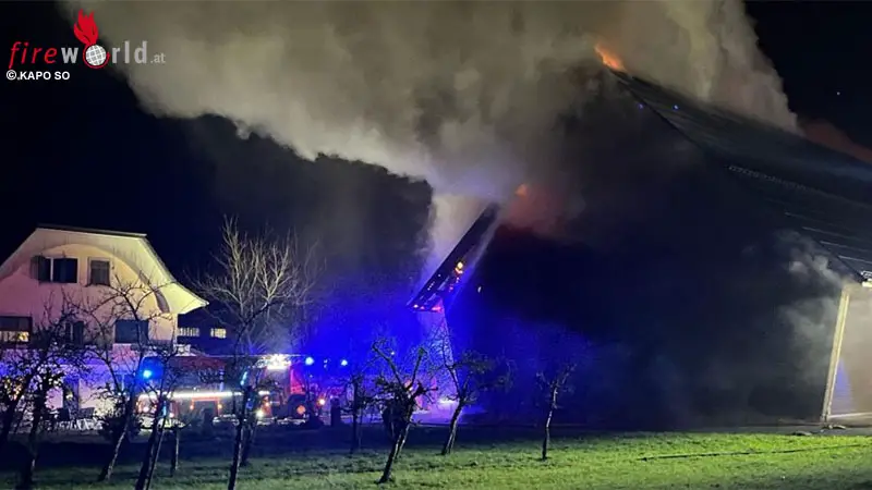 Schweiz-Brand-in-Holzhalle-in-Zuchwil-Autos-brennen-aus