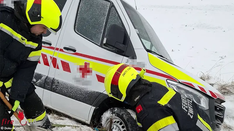 N-Bergung-Rettungsfahrzeug-und-Bergung-Pkw-in-Zwettl