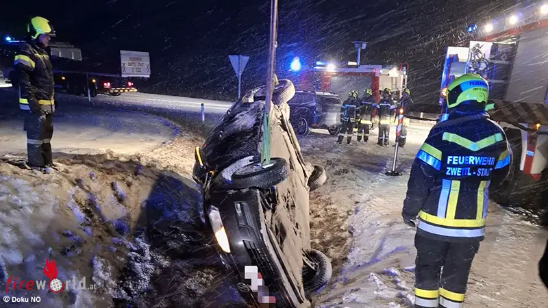 N-Pkw-Dachlandung-bei-winterlichen-Bedingungen-auf-der-B-36-in-Zwettl