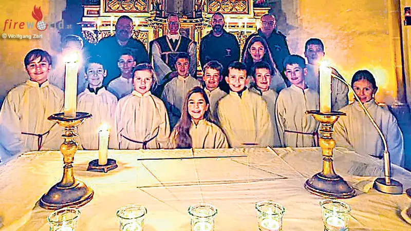 N-Rorate-Messe-Feuerwehr-Besuch-in-aller-Herrgottsfr-h