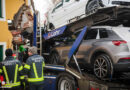 Oö: Autotransporter kracht in Weng im Innkreis in Wohngebäude