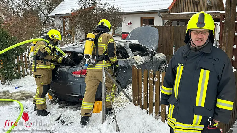 D-Pkw-Brand-in-Honerdingen-mit-Schnee-gel-scht