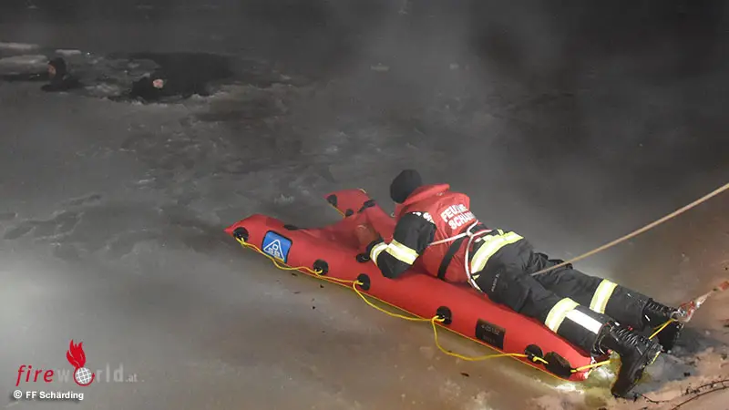 O-Feuerwehr-Sch-rding-be-bte-Rettung-von-ins-Eis-eingebrochenen-Personen
