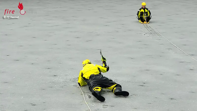 D-Feuerwehr-Hennef-bt-Menschrettung-auf-zugefrorenem-Teich