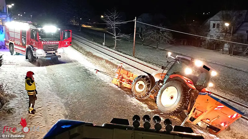 Bgld-Winterdienst-Traktorbergung-in-den-fr-hen-Morgenstunden-in-Pinkafeld