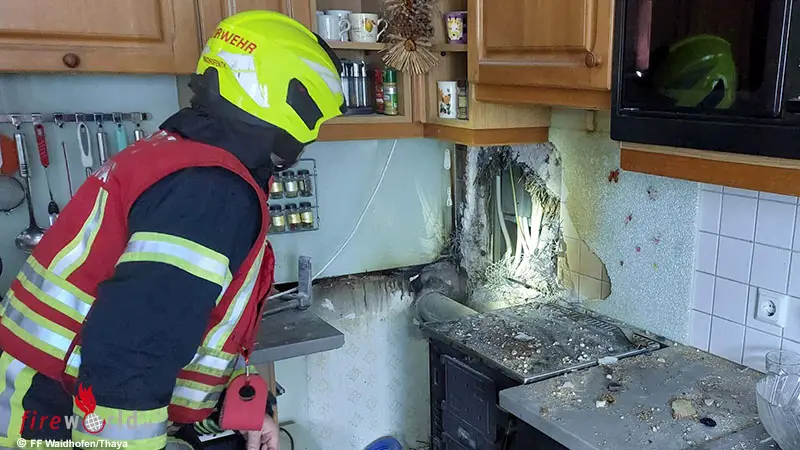 N-Drei-Feuerwehren-bei-K-chenbrand-in-Einfamilienhaus