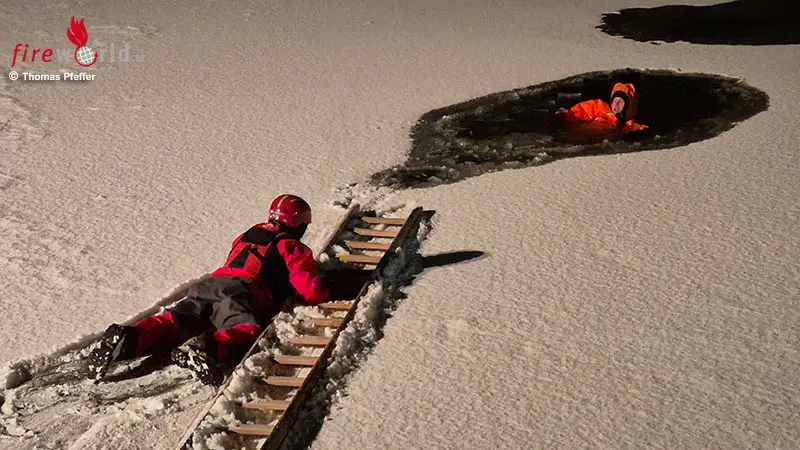 Bayern-Eisrettungs-bung-am-Waginger-See