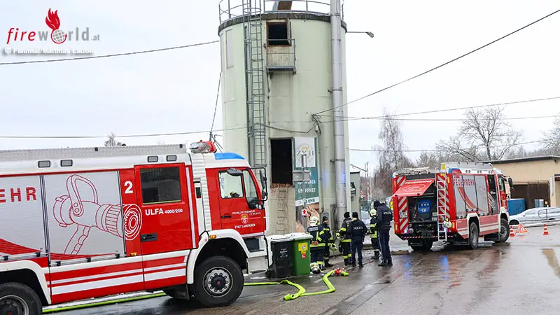 O-Feuerwehr-samt-Bagger-bei-neuerlichem-Brand-im-Silo-eines-B-ckereibetriebs-in-Laakirchen-im-Einsatz