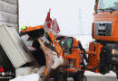Oö: Schneepflug und Auto nach Kreuzungskollision in Kremsmünster gegen Trafostation gekracht