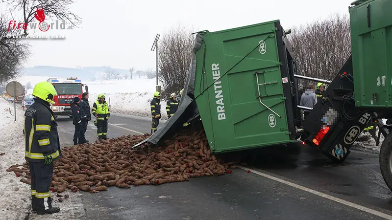 O-Traktoranh-nger-umgest-rzt-rote-R-ben-blockierten-Stra-e-bei-Krenglbach