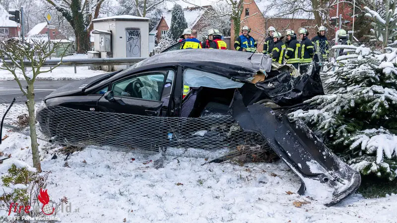 D-Bahnunfall-auf-beschranktem-bergang-in-Porta-Westfalica-Pkw-gegen-Zug