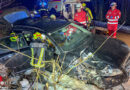 Oö: Pkw prallt in Sankt Lorenz in Kurve gegen Baum → Beifahrer schonend gerettet