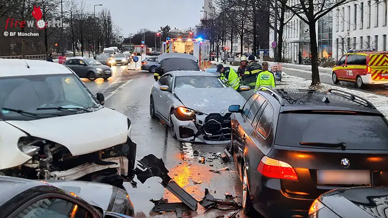 Bayern-Medizinischer-Notfall-endet-in-M-nchen-in-Verkehrsunfall-mit-mehreren-Fahrzeugen