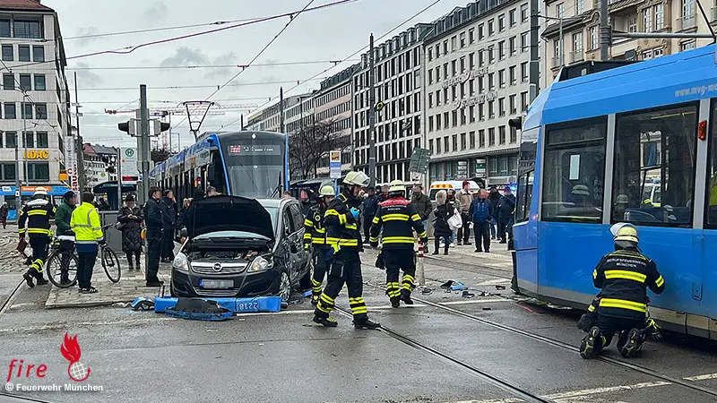 Bayern-Zusammensto-mit-Pkw-und-Tram-in-M-nchen-endet-glimpflich