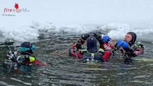 AlkovenEistauchen1 Oö: Feuerwehrtaucher aus Alkoven und Traun unter der Eisdecke im See
