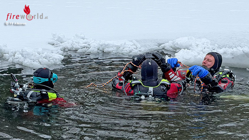 o-feuerwehrtaucher-aus-alkoven-und-traun-unter-der-eisdecke-im-see