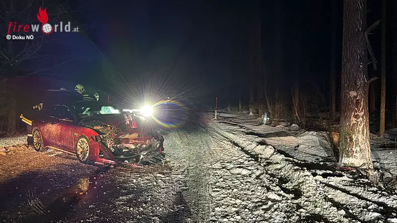 N-Pkw-bei-Artstetten-P-bring-gegen-Baum-geprallt