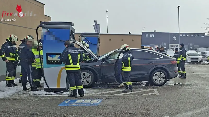 N-Entstehungsbrand-an-E-Auto-an-Ladestation-in-Asparn
