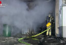 D: Feuerwehr brennt in Garage in Remscheid