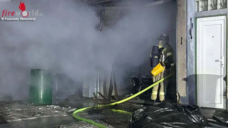 D-Feuerwehr-brennt-in-Garage-in-Remscheid