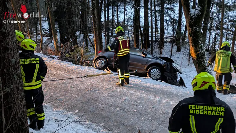 N-Pkw-Bergung-aus-steilem-Graben-in-Biberbach