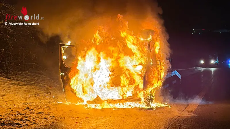 D-Transporter-mit-geladenem-Pkw-brannte-auf-A-1-bei-Remscheid