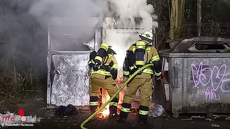 D-Brand-zweier-Altkleider-Container-in-Herdecke