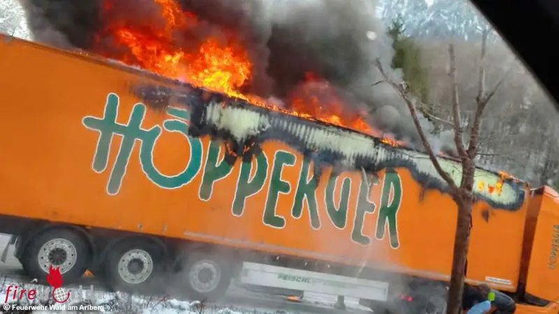 Vbg-Fognail-Einsatz-beim-Brand-eines-Sattelaufliegers-mit-Elektroschrott