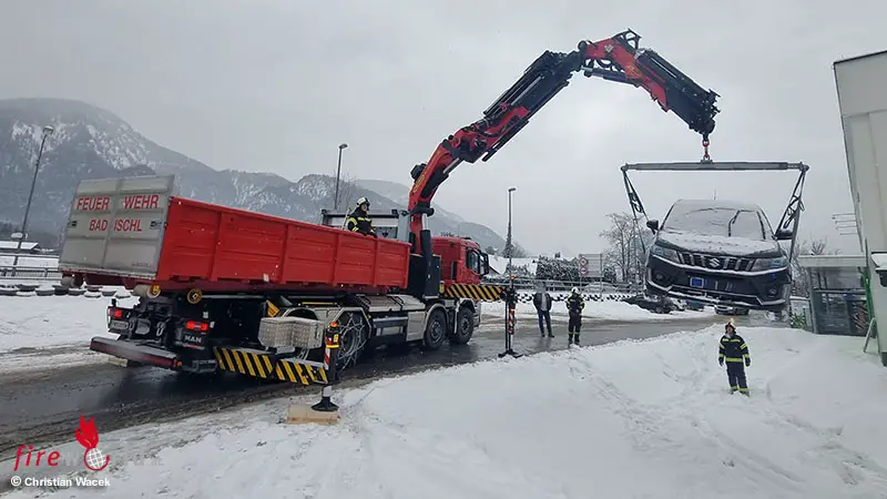 O-Zwei-Autobergungen-in-Folge-in-Bad-Ischl