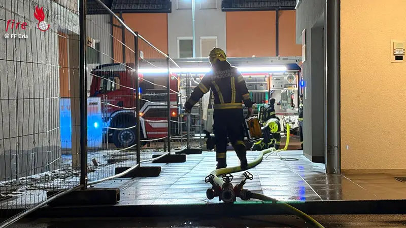 N-Drei-Verletzte-und-schwer-besch-digte-Wohnungen-bei-Brand-in-Ennsdorf