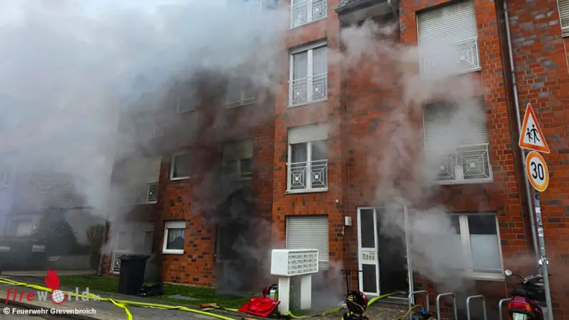 D-Wieder-gleiches-Objekt-30-Personen-bei-Kellerbrand-aus-Wohnhaus-in-Grevenbroich-gerettet