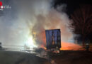 D: Aufwendige Löscharbeiten beim Brand eines Sattelschleppers in Haan