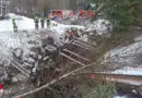 Stmk: Holztransporter in Neuberg an der Mürz in Bach gestürzt