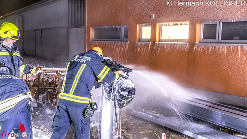 O-Geplatzter-Hydrant-sorgt-f-r-Wasseraustritt-und-Eisfassade-auf-Alkovener-Feuerwehrhaus-Baustelle