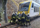 D: Zug kollidiert mit 100 km/h mit Felsblock → Passagiere über Leiter evakuiert, Gelände erschwert Feuerwehreinsatz
