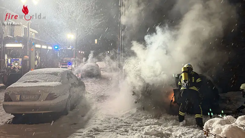 D-Fahrzeugbrand-in-Aurich-in-dichtem-Schneetreiben-bek-mpft