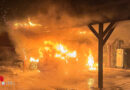 D: Neben Großfeuer-Einsatz brennt zeitgleich ein Pkw unter Holzcarport