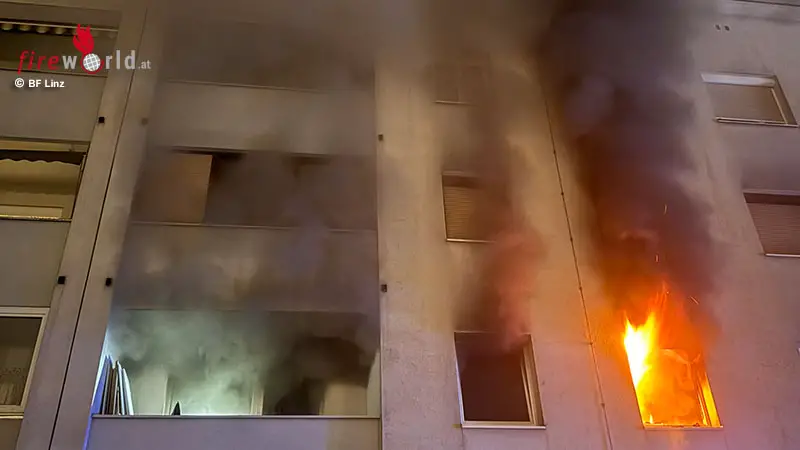 O-Brand-in-Mehrparteienhaus-in-Linz-6-Personen-von-Rettung-versorgt-darunter-4-Kinder-
