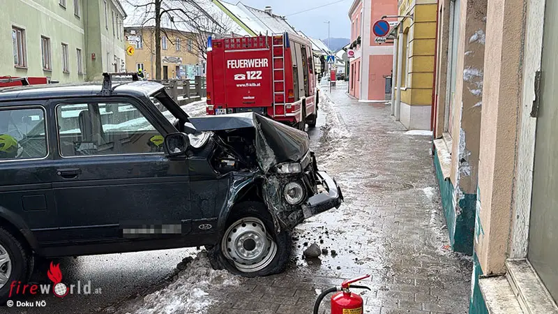N-Pkw-gegen-Hausmauer-Mann-80-nach-vorerst-erfolgreicher-Reanimation-im-Krankenhaus-verstorben