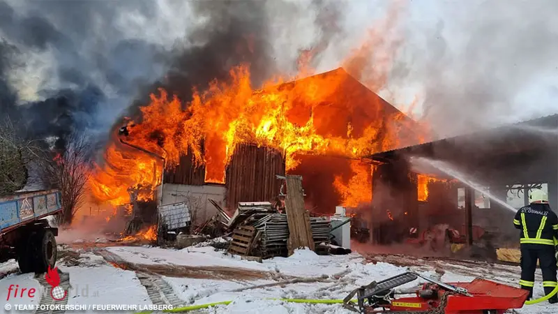 O-Zwei-Verletzte-bei-Wirtschaftsgeb-ude-Gro-brand-in-Lasberg