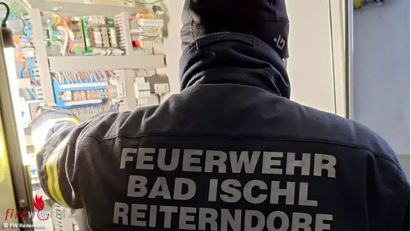 O-Feuerwache-Reiterndorf-in-Bad-Ischl-befreit-mehrere-Personen-aus-Aufzu