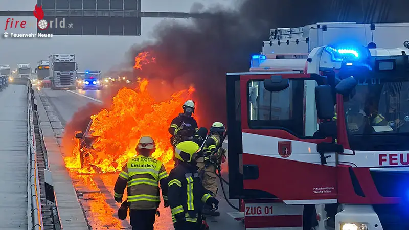 D-Vollbrand-eines-Autos-auf-der-Autobahn-bei-Neuss