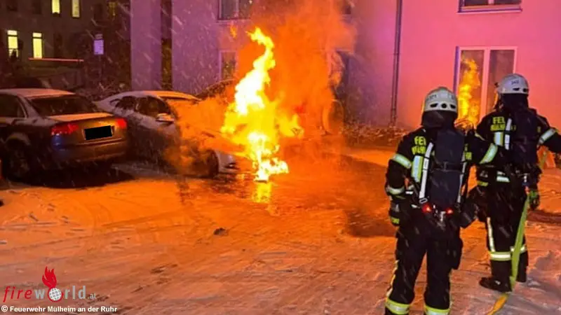 D-Brennender-Pkw-auf-Parkplatz-in-M-lheim-an-der-Ruhr