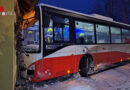 Oö: Autobus kracht in Ebensee gegen Gebäude